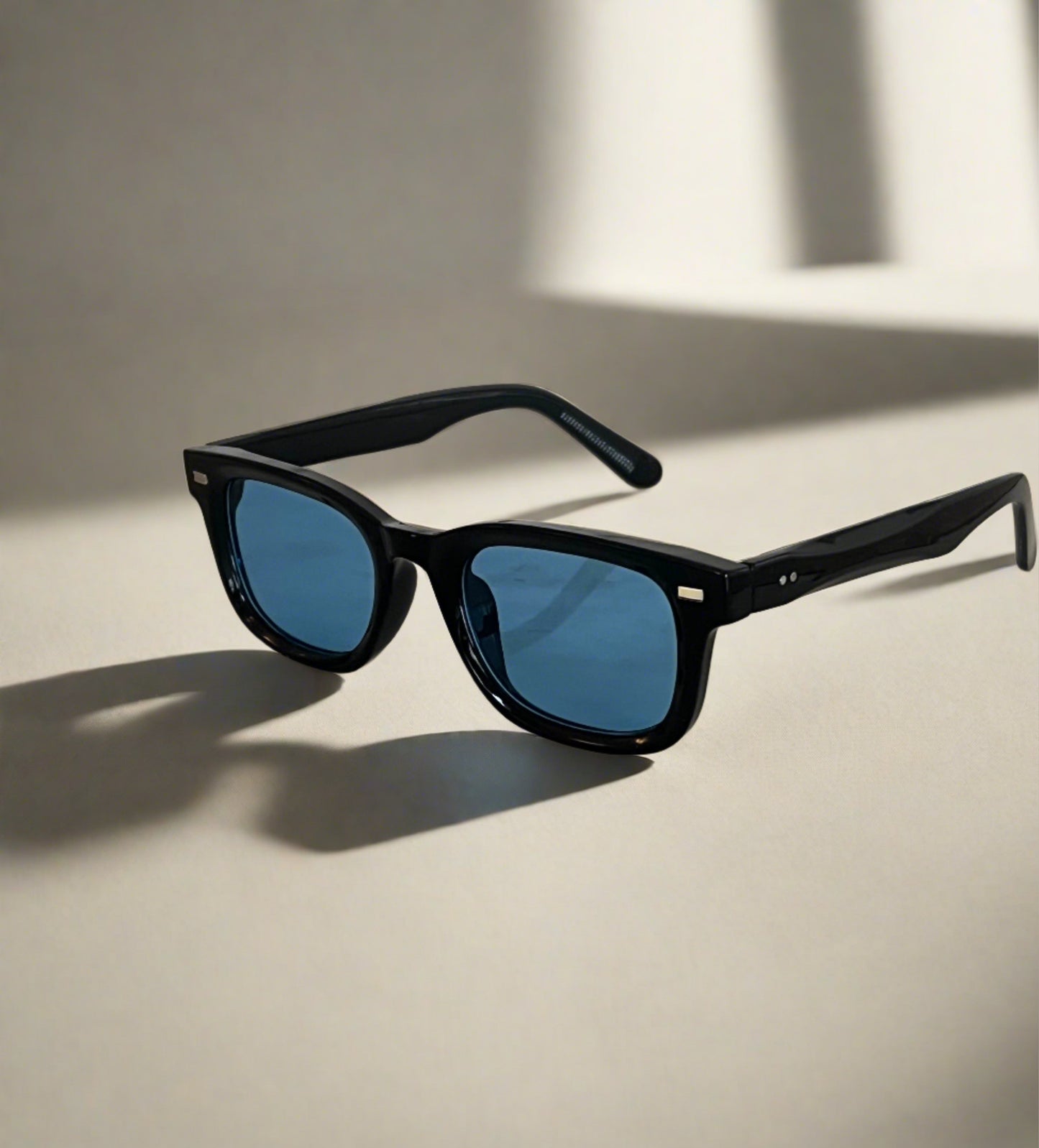 Icon sunglasses - Black with blue lens