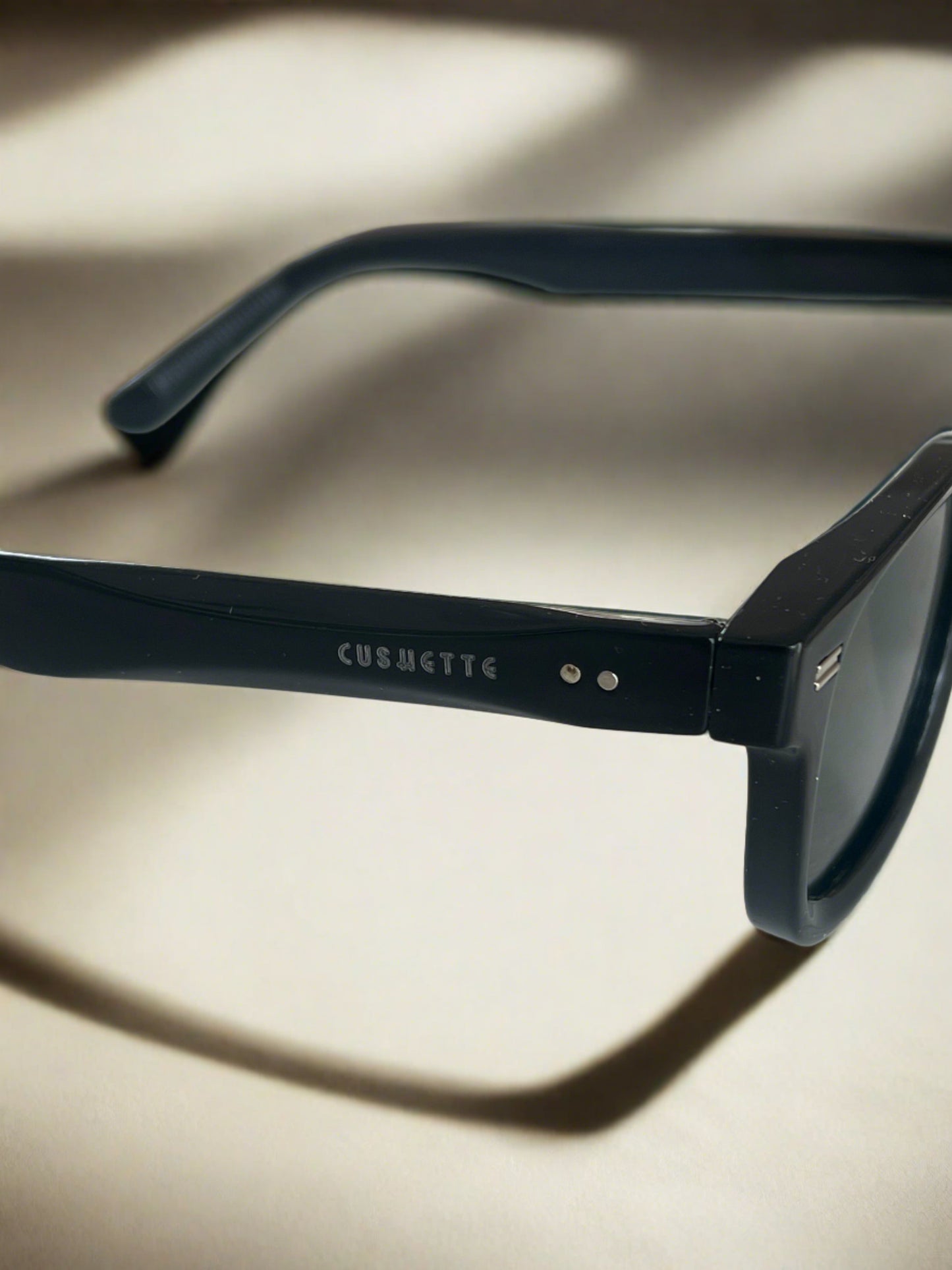 Icon sunglasses - Black with black lens