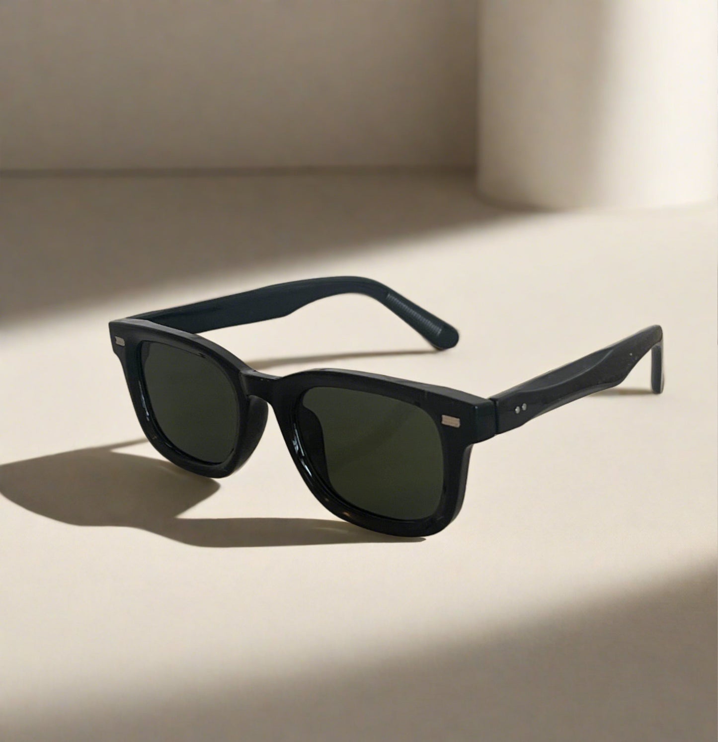 Icon sunglasses - Black with green lens